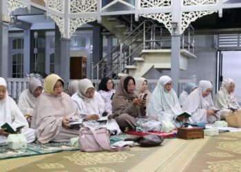 Menggelar pengajian rutin yang diawali dengan salat Magrib berjamaah, bertempat di rumah dinas Bupati Mempawah. (Foto, Prokopim)