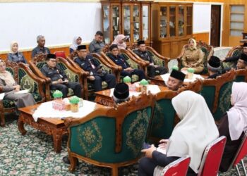 Rakor bersama seluruh kepala Organisasi Perangkat Daerah (OPD) Pemkab Mempawah diruang kerja Bupati Mempawah. (Foto, Prokopim)