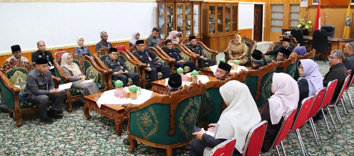 Rakor bersama seluruh kepala Organisasi Perangkat Daerah (OPD) Pemkab Mempawah diruang kerja Bupati Mempawah. (Foto, Prokopim)