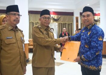 Wakil Bupati Mempawah, Juli Suryadi menyerahkan SK Bupati Mempawah, Pengangkatan PPPK Tahap II di Lingkungan Pemkab Mempawah. (Foto, Prokopim)