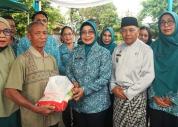 Bupati Mempawah, Erlina, dan Wakil Bupati Mempawah, Juli Suryadi, saat menghadiri pelaksanaan Operasi Pasar di Eks Kantor DPRD Mempawah. (Foto, Prokopim)