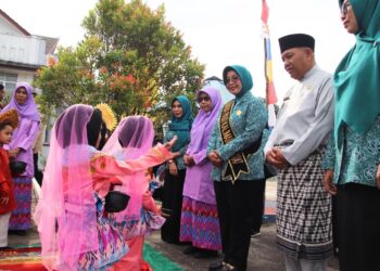 Bupati Mempawah, Erlina, yang juga Bunda PAUD Kalimantan Barat, saat berkunjung ke TK Negeri Pembina Mempawah Hilir. (Foto, Prokopim)
