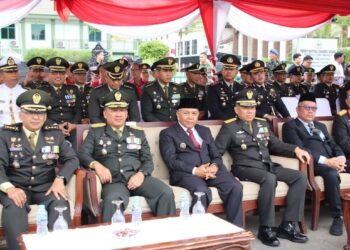 Wakil Bupati Mempawah, Juli Suryadi, saat menghadiri Upacara Peringatan Hari Ulang Tahun (HUT) ke-80 Tentara Nasional Indonesia (TNI) di Taman Alun Kapuas, Pontianak