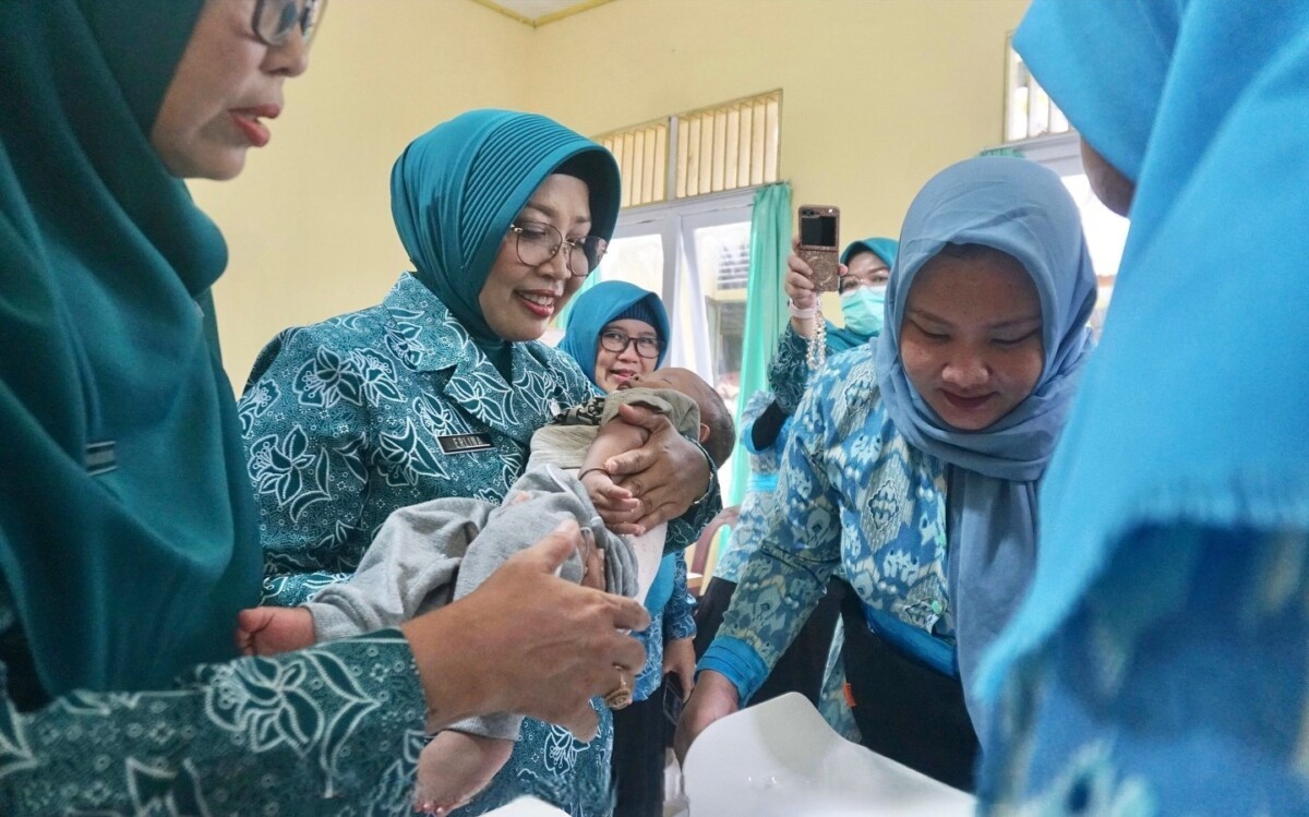 Bupati Mempawah yang juga Ketua TP Posyandu Kalimantan Barat, Erlina, di Desa Kuala Secapah, Kecamatan Mempawah Hilir. (Foto, Prokopim Mempawah)