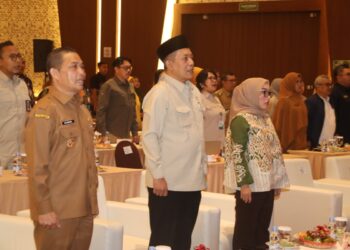 Menteri Koperasi RI, Ferry Juliantono, Wakil Menteri Koperasi RI Farida Farichah dan Gubernur Kalbar, Ria Norsan, saat menghadiri Rapat Koordinasi (Rakor) Regional Koperasi Desa/Kelurahan (Kopdeskel) Merah Putih digelar di Qubu Resort, Kabupaten Kubu Raya, Selasa (30/9/2025).