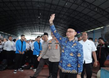 Wali Kota Pontianak Edi Rusdi Kamtono menyapa para mahasiswa Universitas PGRI peserta PKKMB
