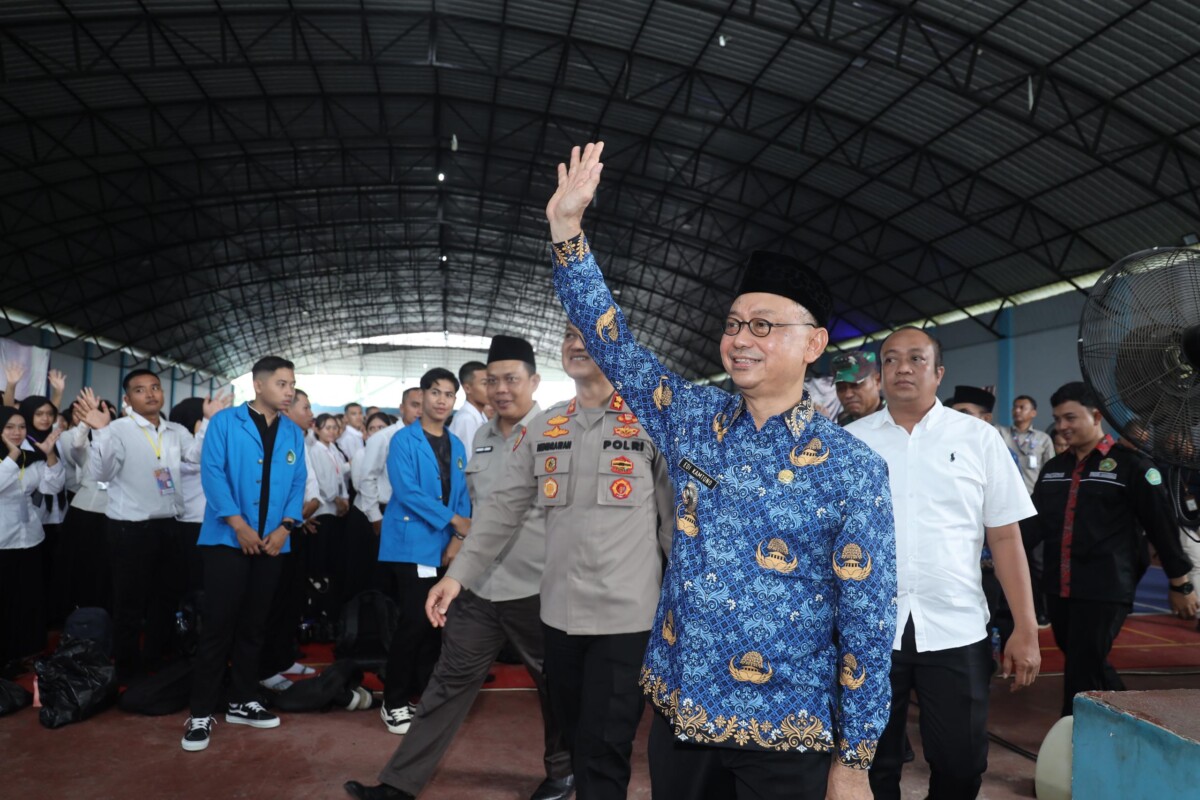 Wali Kota Pontianak Edi Rusdi Kamtono menyapa para mahasiswa Universitas PGRI peserta PKKMB