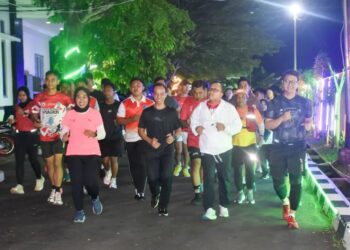 Pontianak Happy Runners (PHR) resmi meluncurkan kegiatan Tuesday Night Run 5 Km di halaman Kantor Bupati Kubu Raya, Senin (30/9/2025) malam.