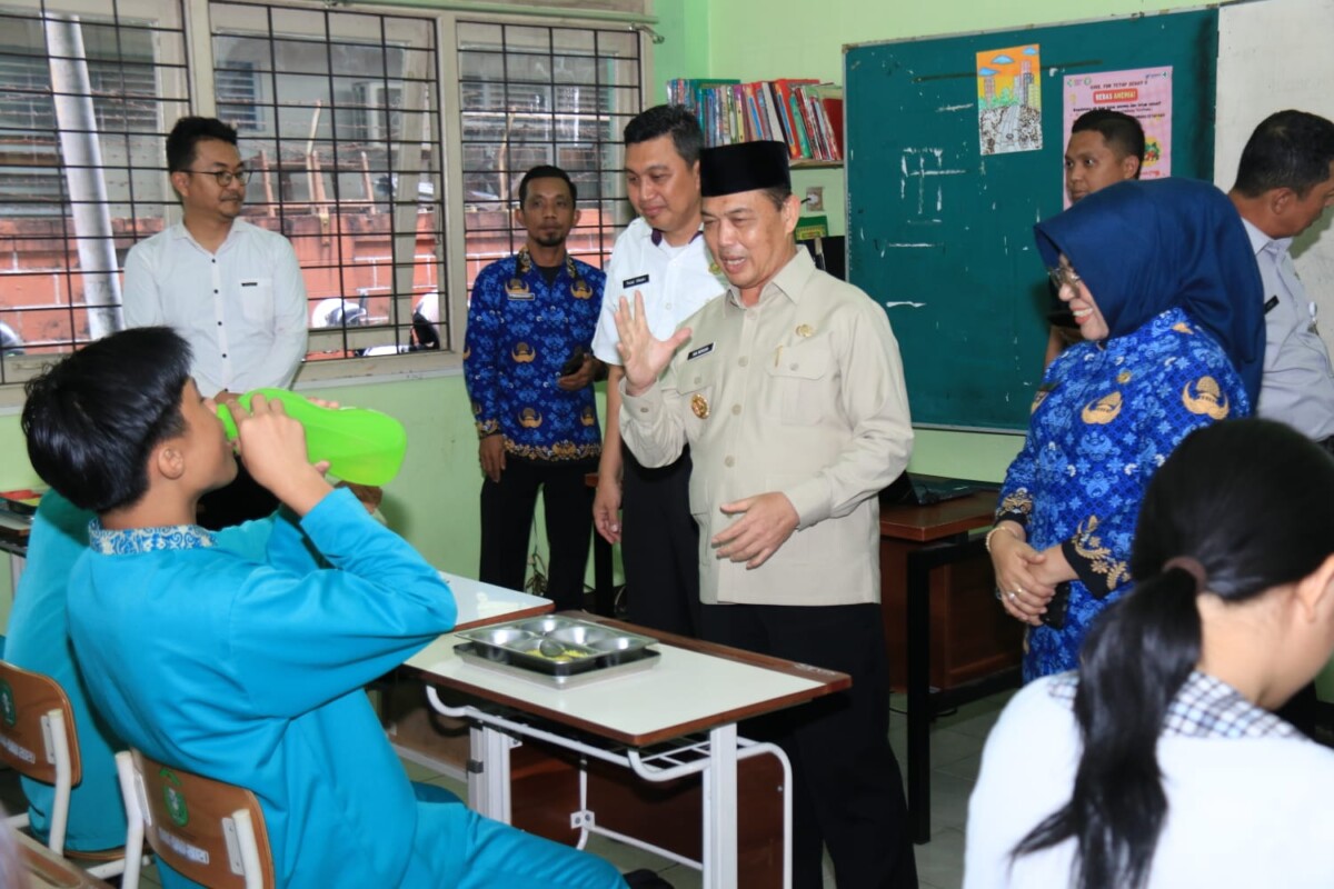 Gubernur Kalimantan Barat, Ria Norsan turun langsung meninjau pelaksanaan program di SMK Negeri 5 Pontianak, Rabu (1/10/2025).