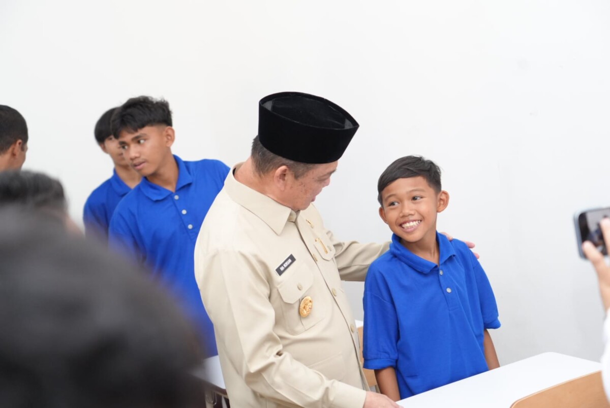Gubernur Kalimantan Barat Ria Norsan meninjau langsung proses pembelajaran serta kelengkapan fasilitas di Sekolah Rakyat yang sementara menggunakan Gedung Balai Sertifikasi Provinsi Kalbar, Rabu (1/10/2025).