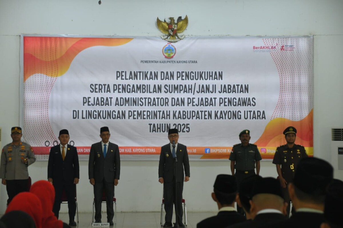 Suasana khidmat saat prosesi pelantikan 131 pejabat administrator dan pengawasan di lingkungan pemerintah Kabupaten Kayong Utara, di Aula Istana Rakyat, Sukadana, Rabu (01/9/2025). Foto (Porkopim)