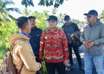 Bupati Kubu Raya, Sujiwo, meninjau kondisi jalan poros yang menghubungkan sejumlah desa di Kecamatan Kubu, Kamis (2/10/2025).