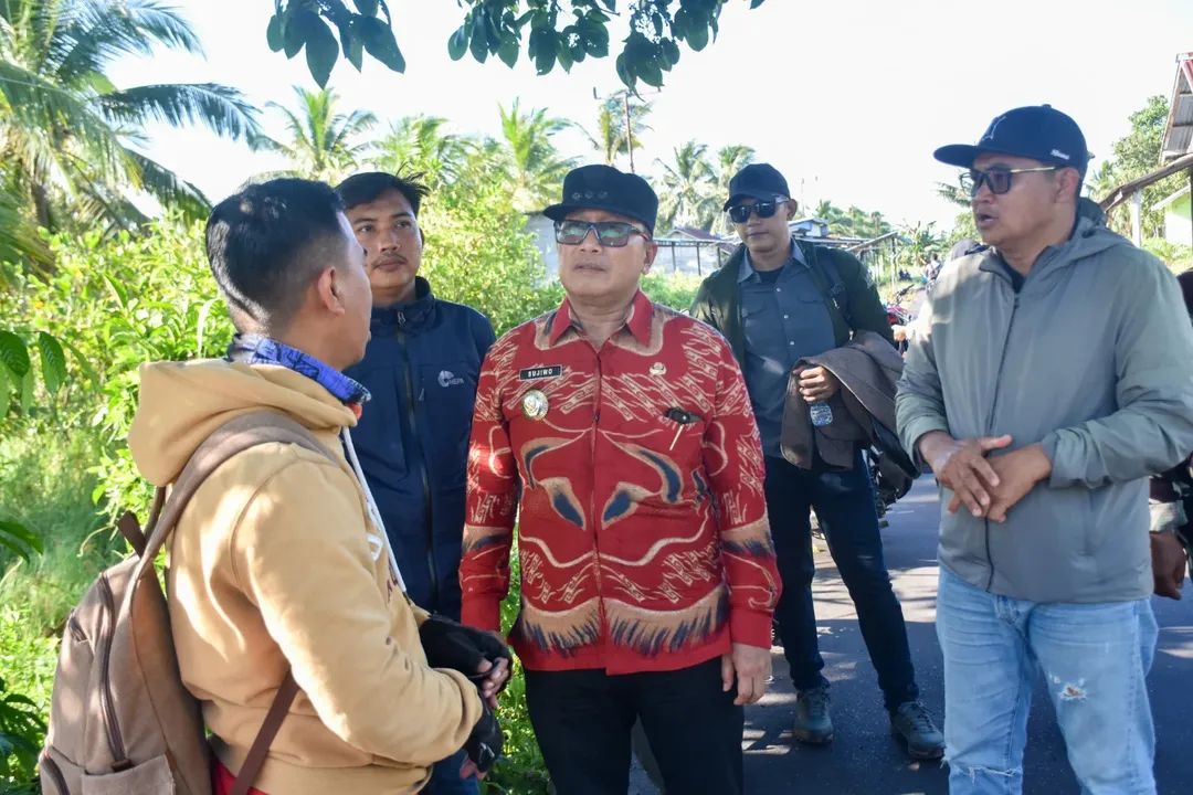 Bupati Kubu Raya, Sujiwo, meninjau kondisi jalan poros yang menghubungkan sejumlah desa di Kecamatan Kubu, Kamis (2/10/2025).
