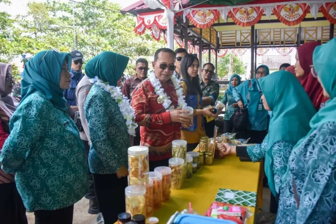 Sujiwo saat menghadiri Peringatan Hari Kesatuan Gerak (HKG) PKK ke-53 Tahun 2025 sekaligus Kampanye Gerakan Gemar Membaca di Aula Kecamatan Kubu, Kamis (2/10/2025).