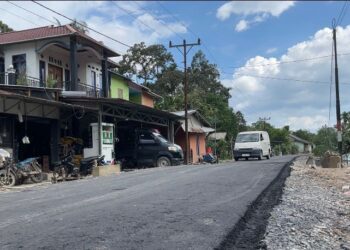 Jalan sepanjang 1,4 kilometer di desa Kuala Pangkalan Keramat (KPK) ditingkatkan kualitasnya dengan pengerjaan pengaspalan, Kamis (2/10/2025).