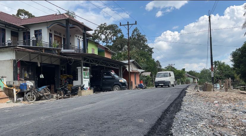 Jalan sepanjang 1,4 kilometer di desa Kuala Pangkalan Keramat (KPK) ditingkatkan kualitasnya dengan pengerjaan pengaspalan, Kamis (2/10/2025).