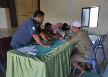 Pencairan honor guru ngaji di Desa Tutul Kecamatan Balung, serentak di seluruh desa-desa di Kecamatan Balung (foto: jurnalis.co.id/Sigit)
