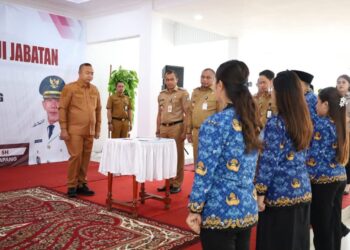 Bupati Ketapang, Alexander Wilyo menandatangani BA pelantikan PPPK usai pengambilan sumpah. Foto: Prokopim.