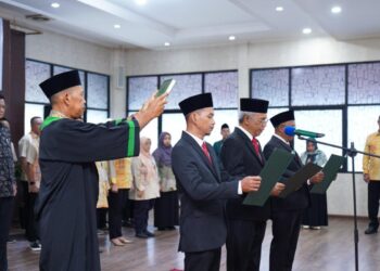 Jajaran Dewan Pengawas PDAM saat pengambilan sumpah.