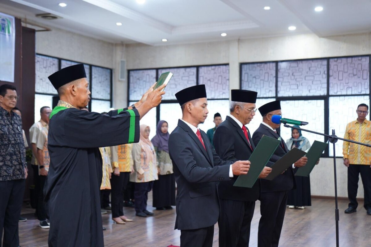 Jajaran Dewan Pengawas PDAM saat pengambilan sumpah.