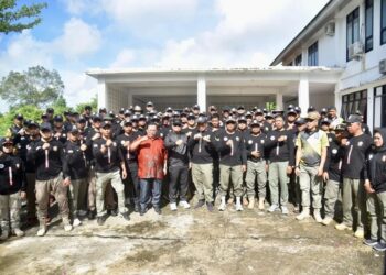 Sujiwo saat memimpin apel pagi di lingkungan Satpol PP Kubu Raya, Jumat (3/10/2025).