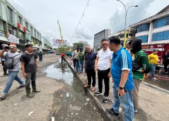 Wali Kota Pontianak Edi Rusdi Kamtono meninjau aktivitas membersihkan kawasan Pasar Flamboyan yang akan menjadi lokasi Haul Habib Muhammad bin Abdullah Al Muthahar ke-114 dan Maulid Akbar yang akan menghadirkan Ustadz Abdul Somad pada 5 Oktober 2025.