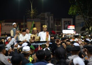 Ustadz Abdul Somad bersama Wali Kota Pontianak Edi Rusdi Kamtono saat tiba di Pasar Flamboyan untuk menghadiri Maulid Akbar dan Haul Habib Muhammad bin Abdullah Al Muthahar.