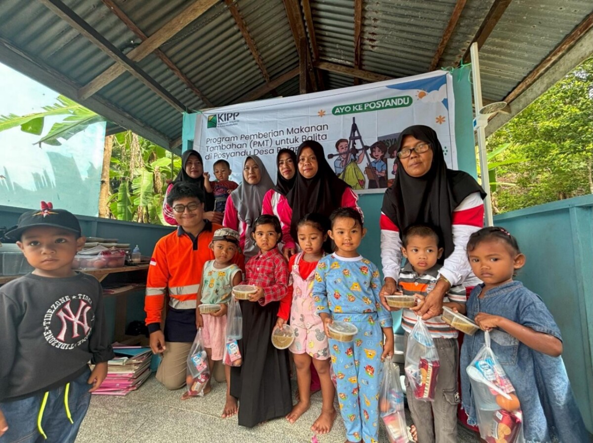 Puluhan anak di desa pelapis mendapatkan makanan tambahan dari PT.DIB kerjasama dengan Puskesmas dan Kader Pos Pelayanan Terpadu (Posyandu).