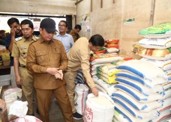 Tim Satgas Pangan monitoring stok dan harga bahan pokok di sejumlah pasar tradisional.