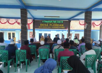 Pencairan honor guru ngaji Pemkab Jember di Desa Plerean Kecamatan Sumberjambe (foto: jurnalis.co.id/Sigit)