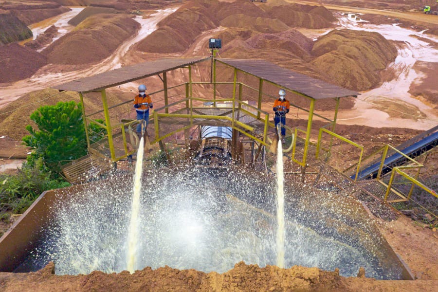 Aktivitas tenaga kerja lokal di lokasi tambang PT CMI. Foto: Istimewa.