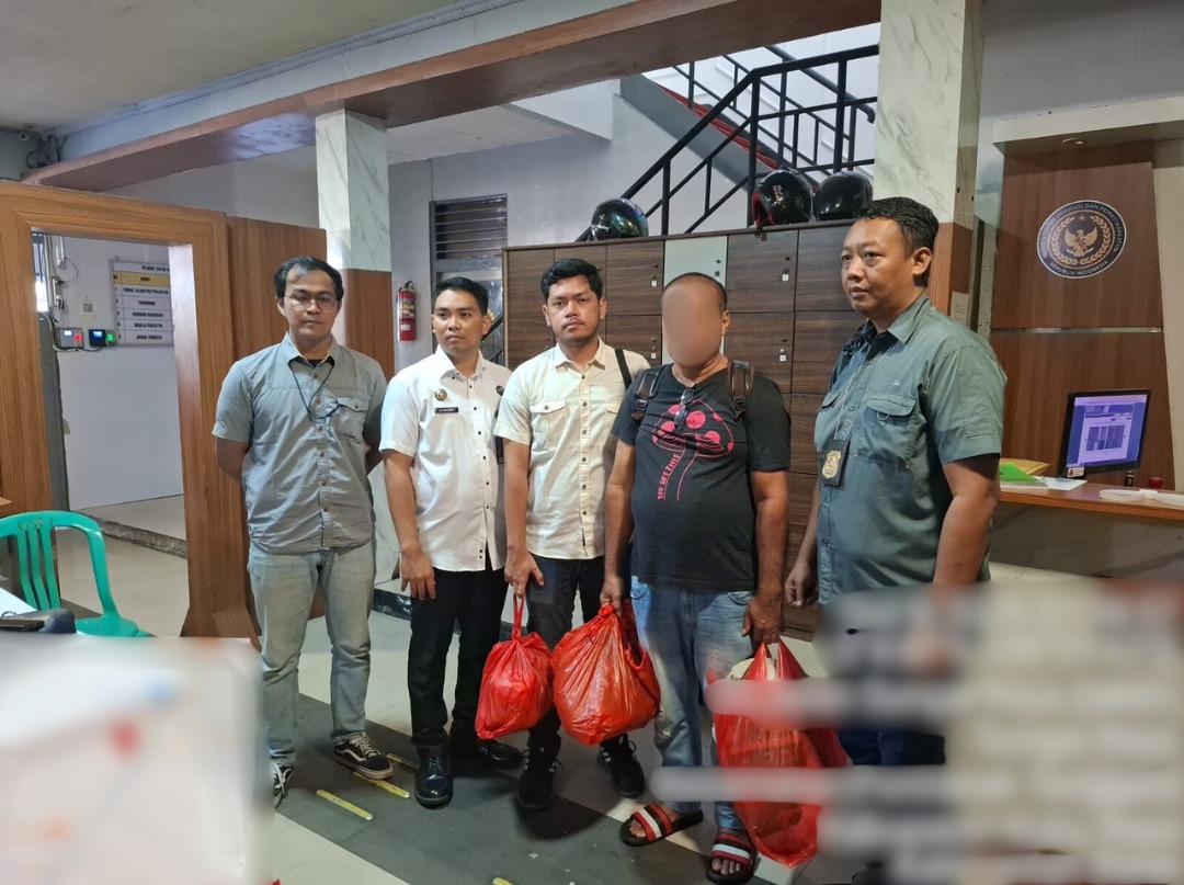 Bea Cukai Kalbagbar menyerahkan tersangka HS dan barang bukti kasus penyelundupan daging serta rokok ilegal ke Kejari Bengkayang, Kamis (9/10/2025). Foto: Ist