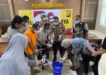 Satuan Reserse Narkoba Polres Kubu Raya memusnahkan barang bukti narkotika jenis sabu seberat dua kilogram di Aula Polres Kubu Raya, Jumat (10/10/2025)