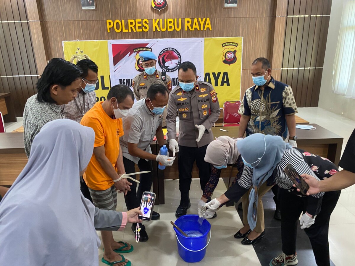 Satuan Reserse Narkoba Polres Kubu Raya memusnahkan barang bukti narkotika jenis sabu seberat dua kilogram di Aula Polres Kubu Raya, Jumat (10/10/2025)