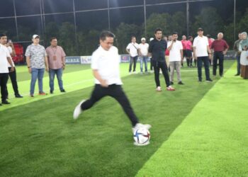 Wakil Wali Kota Pontianak Bahasan melakukan tendangan perdana menandai dimulainya Turnamen Mini Soccer 'Bahasan Cup 2025'.
