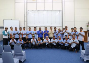 Wakil Wali Kota Pontianak Bahasan berfoto bersama para mandor penyapuan.