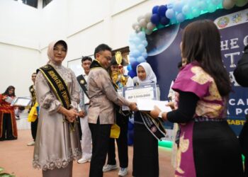 Wali Kota Pontianak Edi Rusdi Kamtono menyerahkan hadiah kepada Duta GenRe Kota Pontianak.