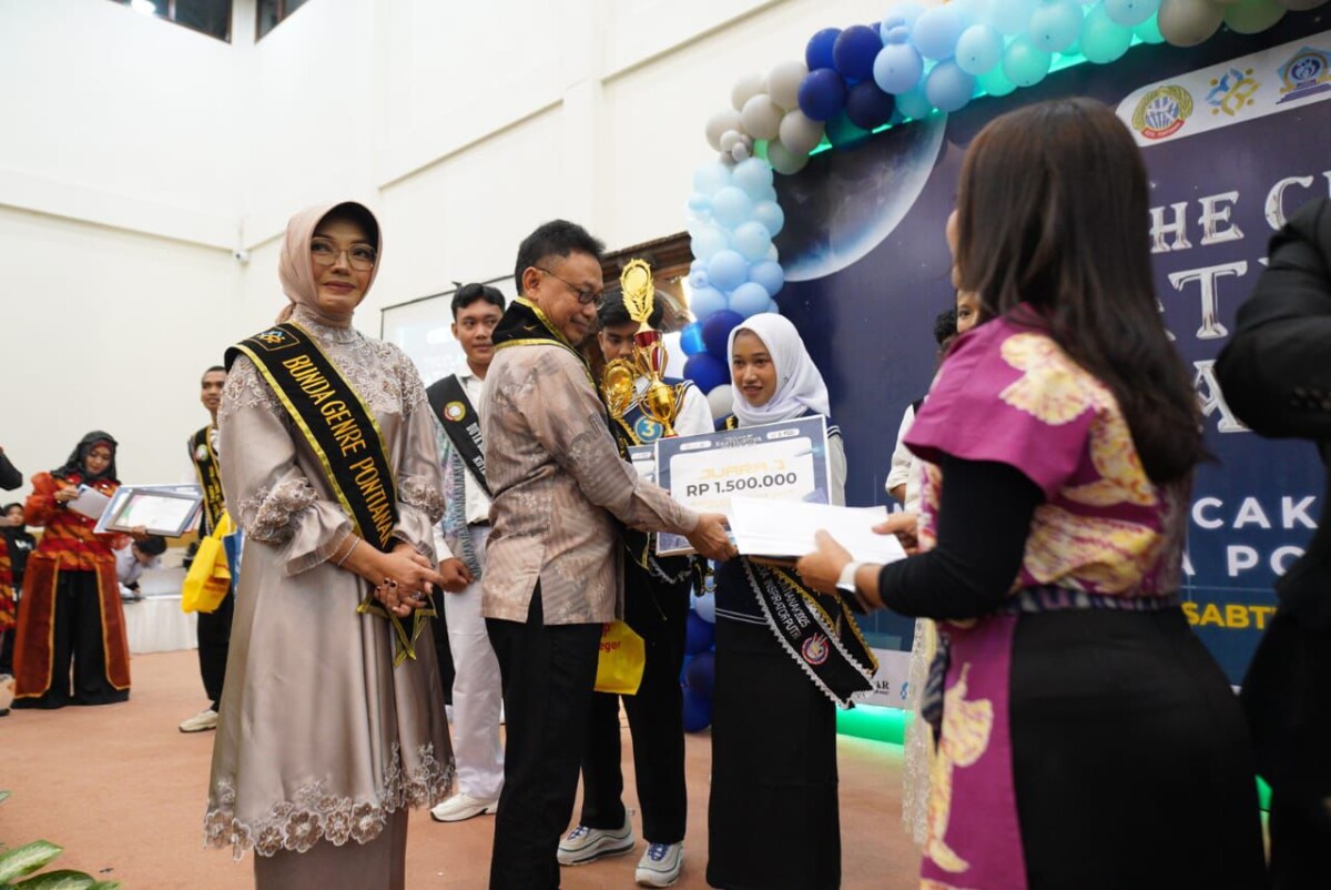 Wali Kota Pontianak Edi Rusdi Kamtono menyerahkan hadiah kepada Duta GenRe Kota Pontianak.