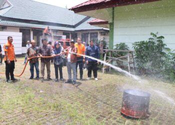 Wakil Wali Kota Pontianak Bahasan saat melakukan uji coba peralatan damkar yang diberikan kepada masyarakat.