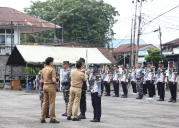 Wali Kota Pontianak Edi Rusdi Kamtono menyematkan tanda peserta kepada aparatur Dinas Perhubungan Kota Pontianak.