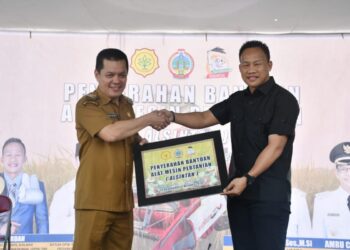 Pembina Dewan Pimpinan Nasional (DPN).Tani Merdeka Indonesia (TMI). Daud Yordan menyerahkan alsintan secara simbolis kepada Bupati Kayong Utara. Romi Wijaya.