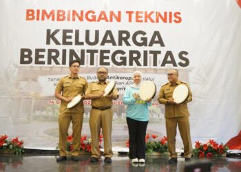 Penabuhan rebana menandai dibukanya Bimtek Keluarga Berintegritas.
