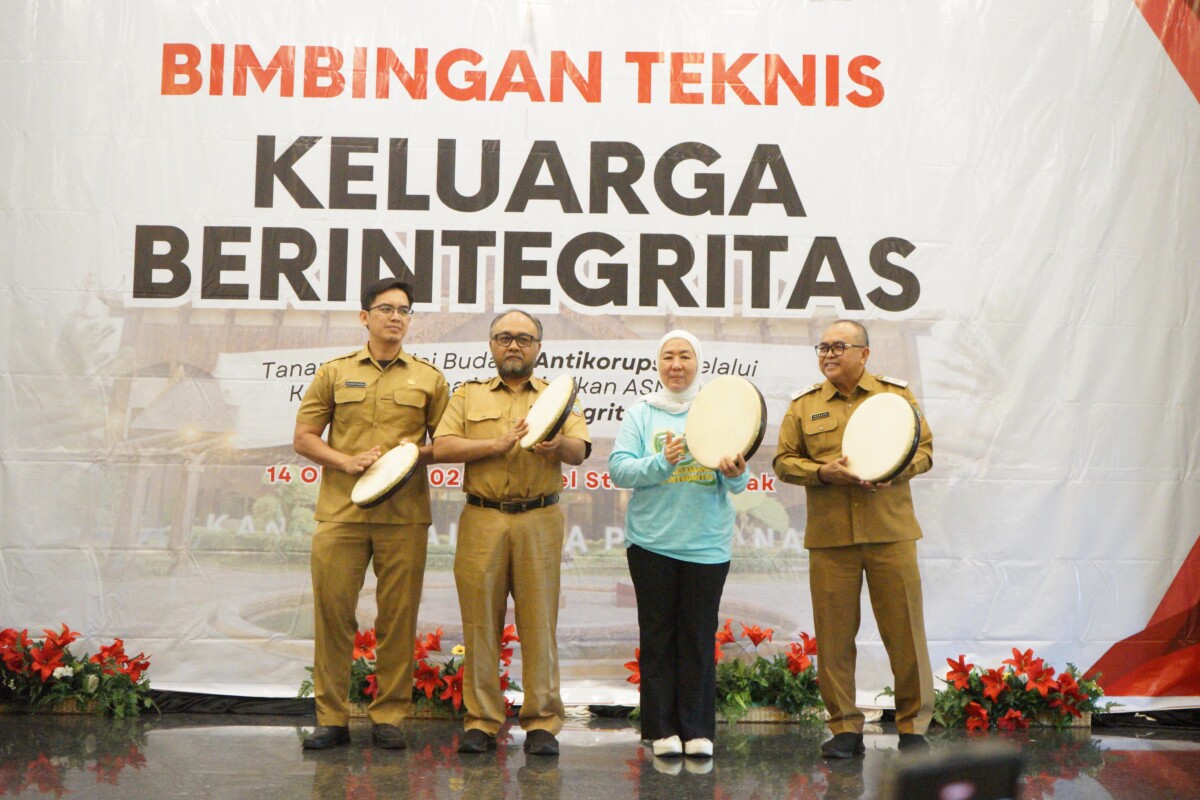 Penabuhan rebana menandai dibukanya Bimtek Keluarga Berintegritas.