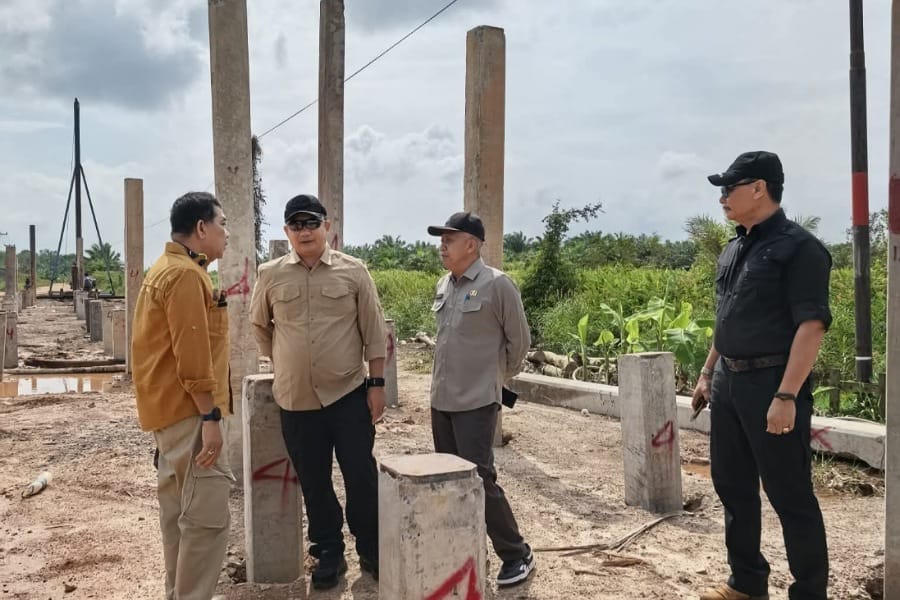 Bupati Alex meninjau progres pembangunan Jalan Pelang - Kepuluk. Foto: Prokopim.