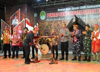 Pemukulan gong tanda ditutup nya Pentas Seni Budaya Dayak XI di Ketapang. Foto: Prokopim.