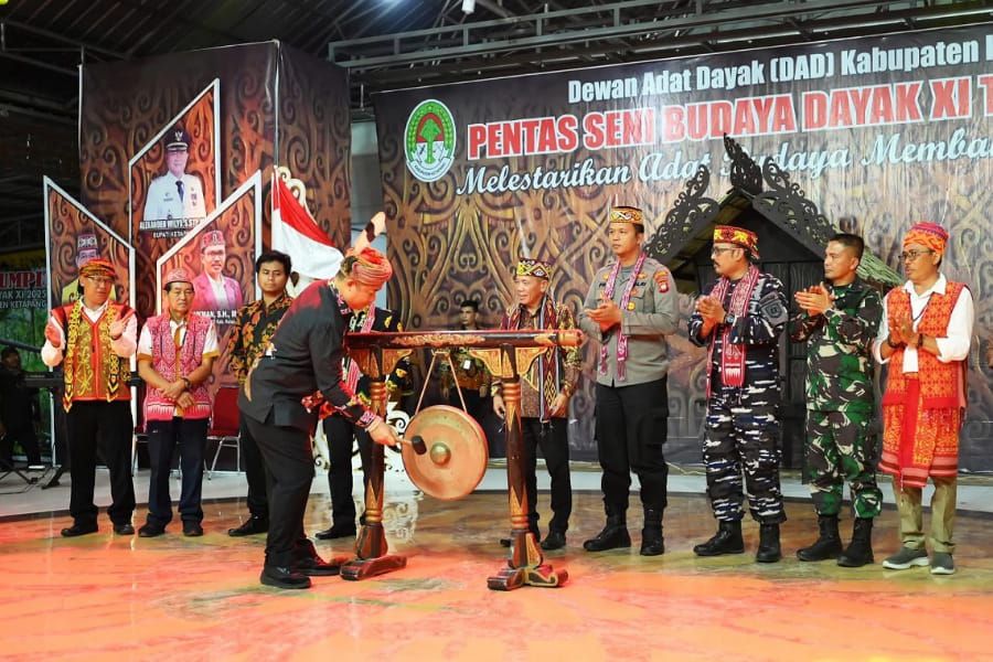 Pemukulan gong tanda ditutup nya Pentas Seni Budaya Dayak XI di Ketapang. Foto: Prokopim.