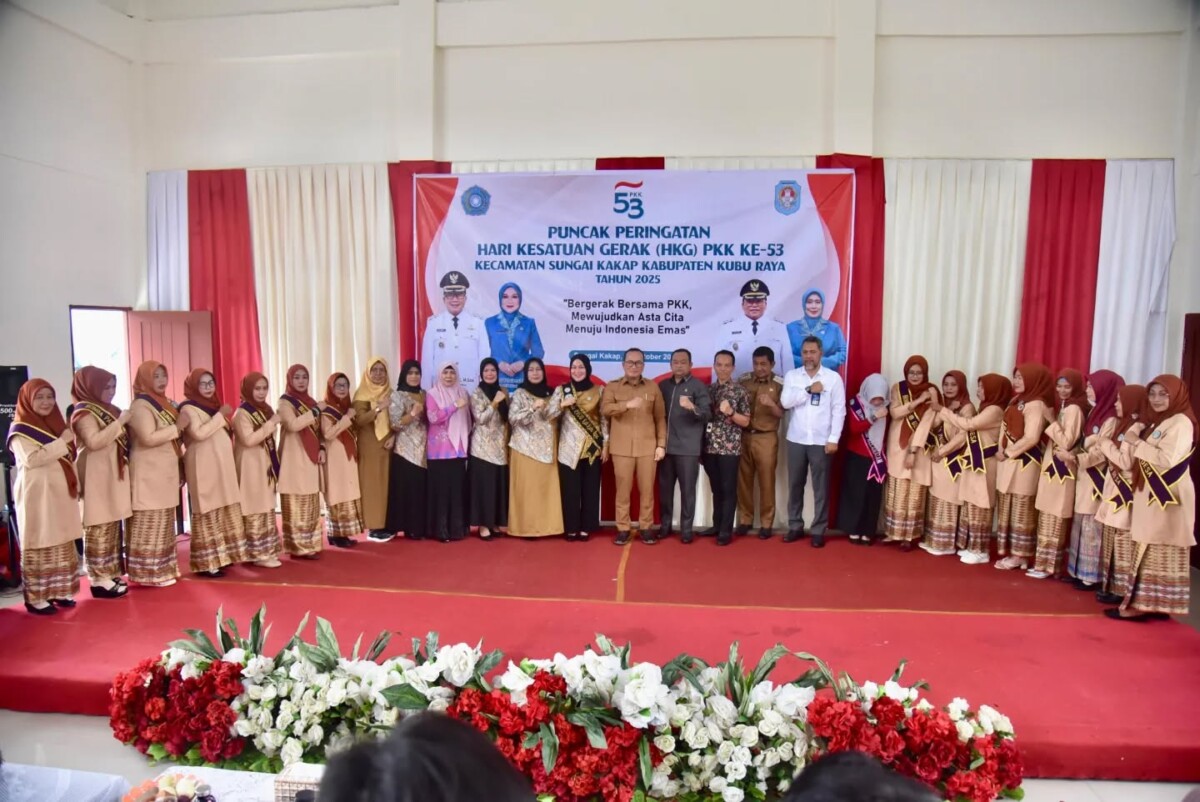 Bupati Kubu Raya Sujiwo saat menghadiri puncak peringatan Hari Kesatuan Gerak (HKG) PKK ke-53 tingkat Kecamatan Sungai Kakap, Selasa (14/10/2025).