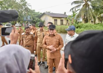 Sujiwo dalam arahannya kepada camat, kepala desa, dan jajaran Forkopimda, Rabu (15/10).