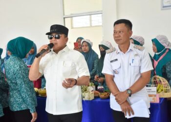 Bupati Kubu Raya Sujiwo saat menghadiri Peringatan Hari Kesatuan Gerak (HKG) PKK ke-53 di Aula Kantor Camat Sungai Ambawang, Rabu (15/10/2025).