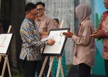 Wali Kota Pontianak Edi Rusdi Kamtono menggoreskan sketsa lukisan menandai dimulainya Gerakan Seniman Masuk Sekolah (GSMS) dan Pekan Kebudayaan Daerah (PKD) V di Museum Kalbar.
